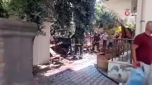 Apartman arkasındaki odunlukta çıkan yangın, mahalleliyi sokağa döktü