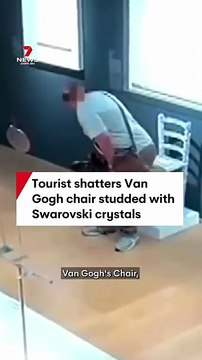 Découvrez les images d'un couple de touristes qui détruit une réplique de la « chaise de Van Gogh » en voulant s’asseoir dessus dans un musée Italien, qui annonce avoir déposé plainte