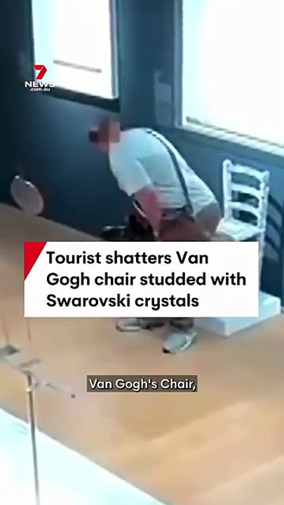 Découvrez les images d'un couple de touristes qui détruit une réplique de la « chaise de Van Gogh » en voulant s’asseoir dessus dans un musée Italien, qui annonce avoir déposé plainte