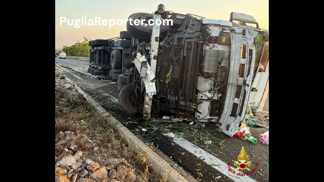 Conducente estratto dalle lamiere dopo il ribaltamento di un tir sulla Ss16 a Polignano a Mare