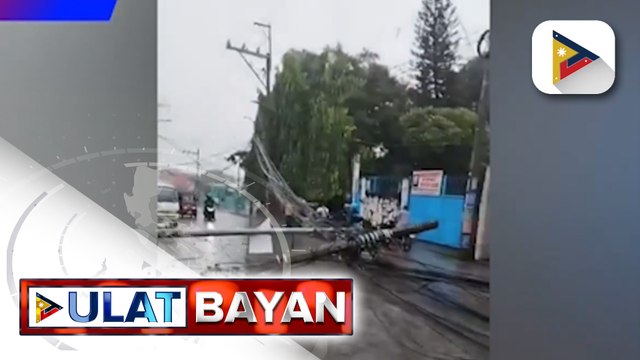Malakas na hangin, naranasan sa Caloocan City; ilang poste, nagtumbahan