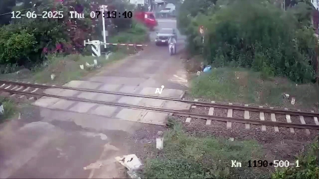 VIDEO: Motociclista muere al ignorar barrera ferroviaria, fueron atropellados por el tren