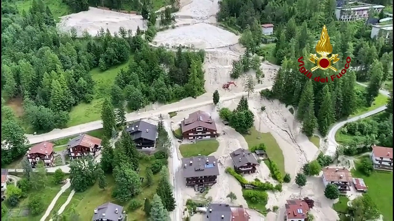 Belluno - L'elicottero dei Vigili del fuoco in sorvolo sulla frana di Cancia, a Borca di Cadore (16.06.25)