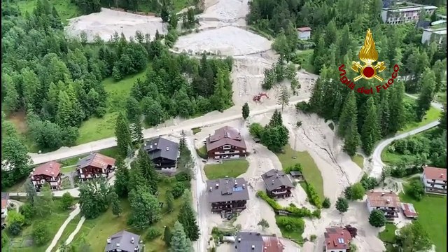 Belluno - L'elicottero dei Vigili del fuoco in sorvolo sulla frana di Cancia, a Borca di Cadore (16.06.25)