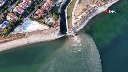 Beylikdüzü'nde tepki çeken görüntü: Denizin rengi kahverengine döndü!