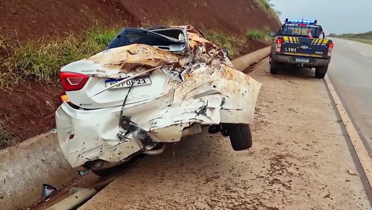 Cruze fica destruído em capotamento na rodovia BR-163