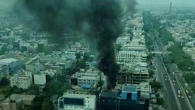 नोएडा में कमर्शियल बिल्डिंग में लगी भीषण आग, मचा हड़कंप