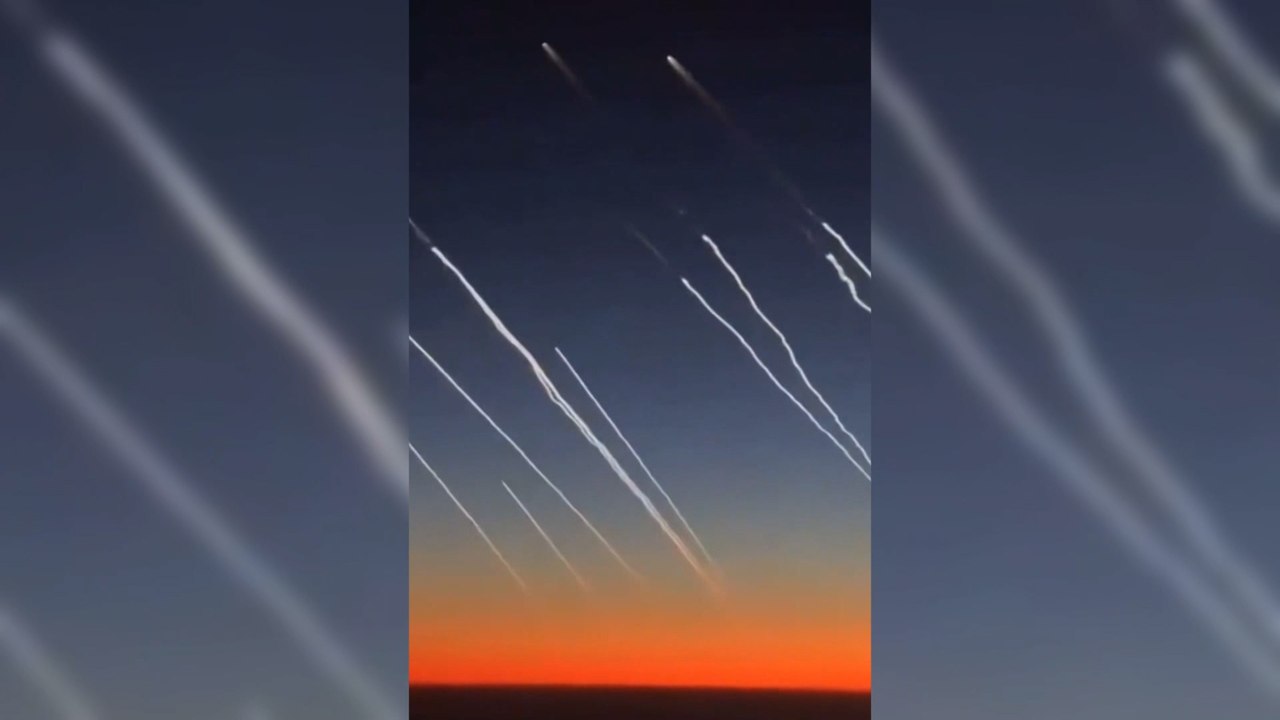 Los pasajeros de un avión graban los misiles lanzados desde Irán para atacar Israel