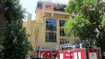 Ünlülerin program yaptığı eski televizyon kanalı binasında yangın