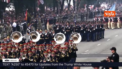 Soldati in costumi d'epoca sfilano a parata militare di Washington
