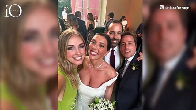 Chiara Ferragni a Napoli, tra cultura, pizza e un abito da cerimonia verde fluo