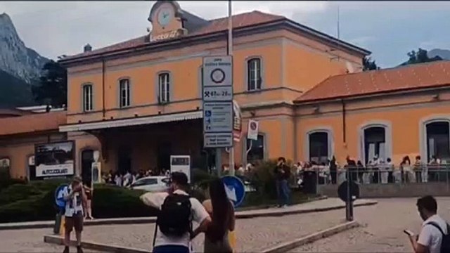 Lecco, estate senza treni: i passeggeri lanciano bottiglie per fermare gli autobus