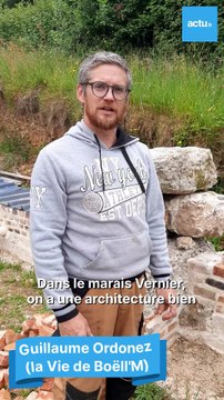 Dans le marais Vernier, des bénévoles réalisent un cafoutin, une cave semi-enterrée