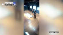 Italie: un touriste s'assied sur une œuvre d'art et la casse