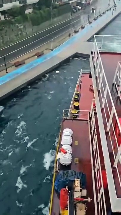 boğazdan son dakika çarpmadan kurtuldu