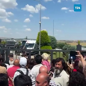 İmamoğlu'nun duruşmasını binanın dışında takip eden vatandaşlar İmamoğlu’nu taşıyan aracı uğurladı