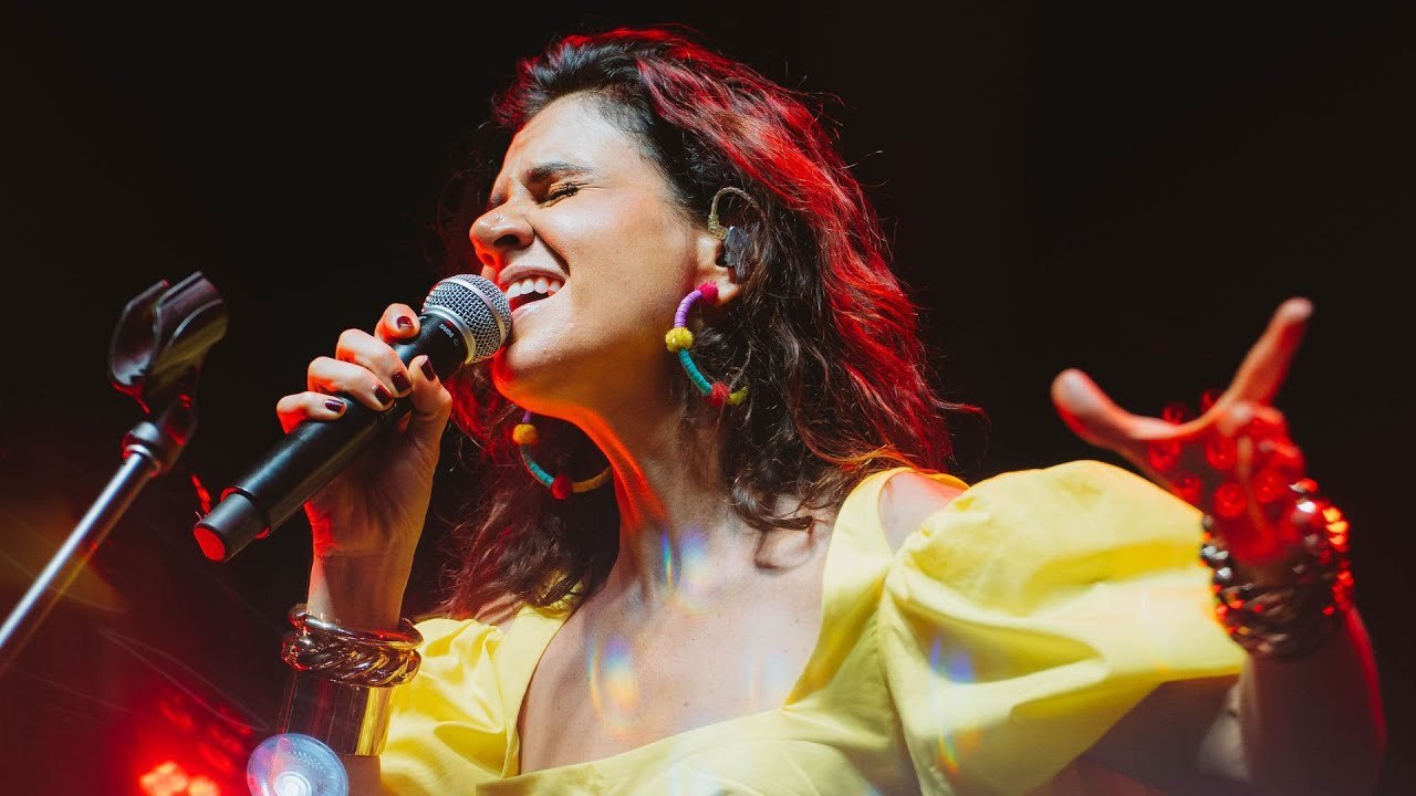 Mariana Aydar canta o sucesso "Anunciação", de Alceu Valença