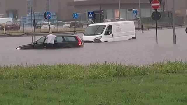 Maltempo a Modena, il video delle auto bloccate nella strada allagata
