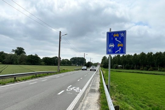 Trois chaussées à voie centrale à l'essai à Brunehaut