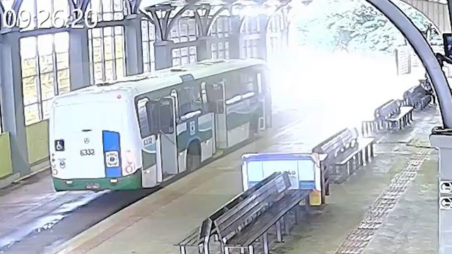 Novas imagens mostram toda a ação de morador de rua que furtou ônibus e fez “linha pirata” com passageiros em Cascavel