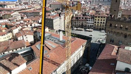 Via la gru degli Uffizi: le immagini dal drone, così il gigante di ferro viene smontato