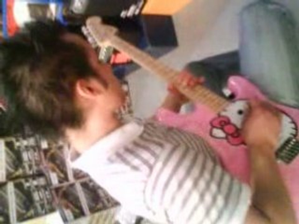 Nico trip sur une Squier Hello Kitty