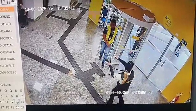 Homem é baleado por segurança após tentativa de assalto a banco; assista