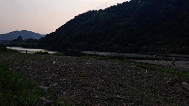 홍천강에서 물놀이하던 10대 4명 급류 휩쓸려...1명 실종 / YTN
