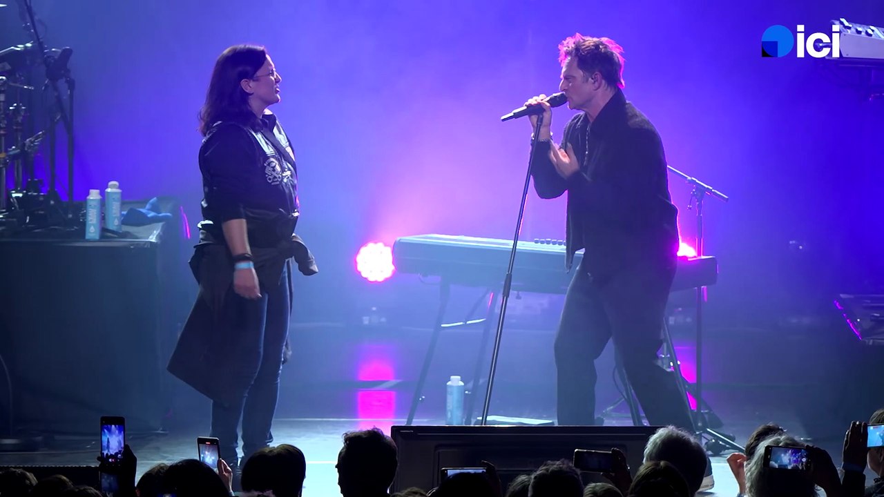 David Hallyday chante Laura avec une spectatrice au ICI Live Plougastel