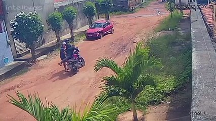 Dupla rouba motociclista em Fortaleza