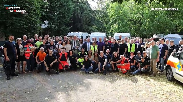 Il dono dei Blu Bikers, volontari motociclisti della Croce Blu, per gli abitanti di Boccassuolo colpiti dalla frana