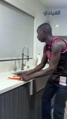 أكبر مؤثر على #تيك_توك يغادر أمريكا بعد احتجازه!