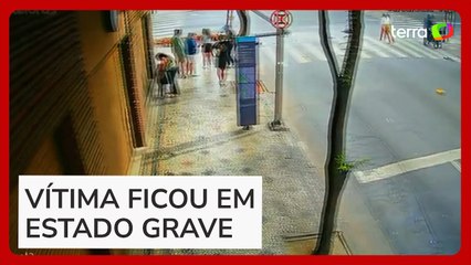 Ônibus invade calçada e atinge mulher em cruzamento no Centro de BH