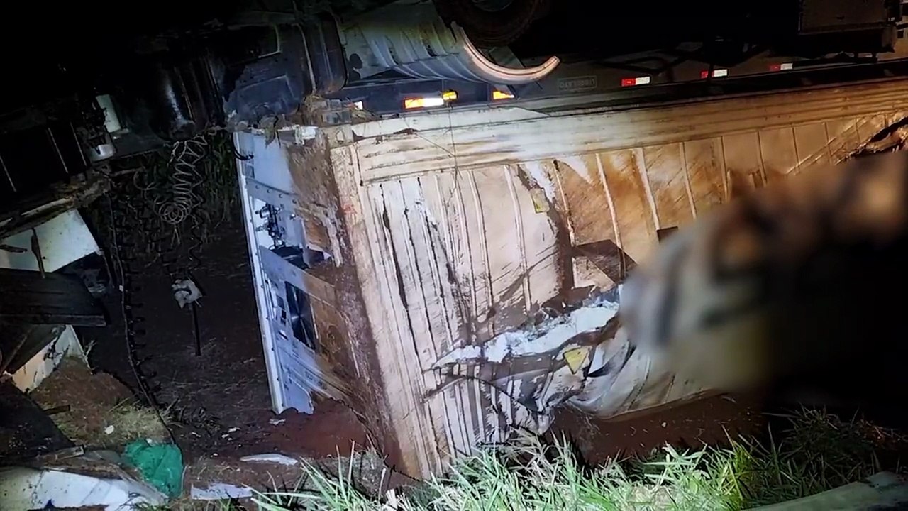 Motorista escapa ileso após caminhão cair em barranco na BR-369 em Cascavel