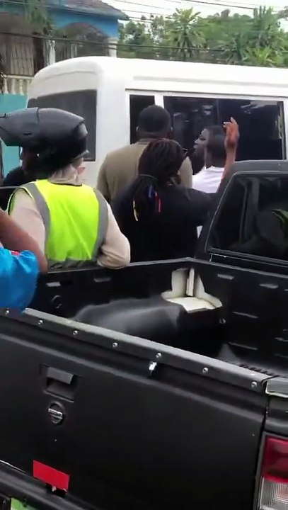 Pánico en la vía: Choferes de guaguas se enfrentan con machetes por pasajeros en Santo Domingo