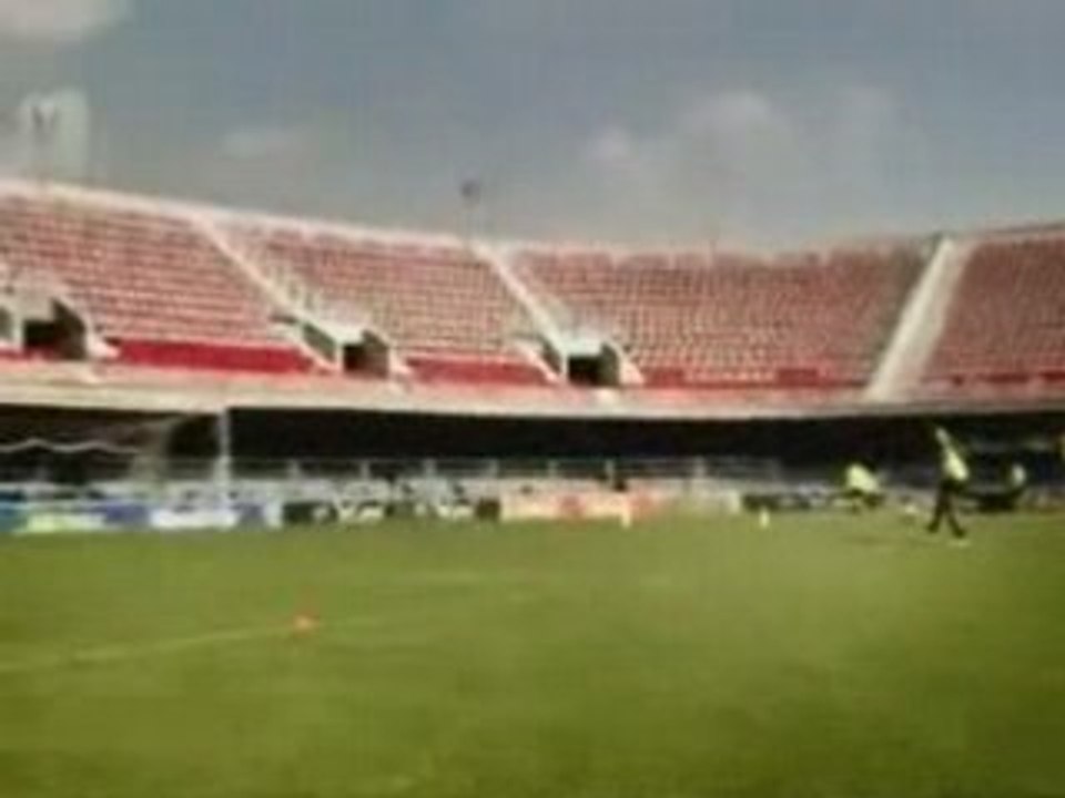 Ronaldinho nun şutu 5 kez direkten dönüyo