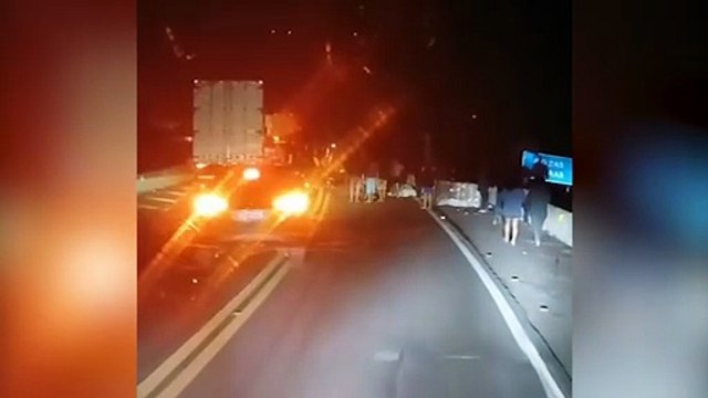 Caminhão carregado com recicláveis tomba na BR-277, em Nova Laranjeiras