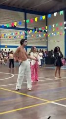 Estudante impressiona ao interpretar Ney Matogrosso durante o São João da escola