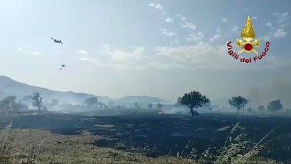 Nuovo incendio nelle campagne di Bonorva: l'intervento dei mezzi aerei