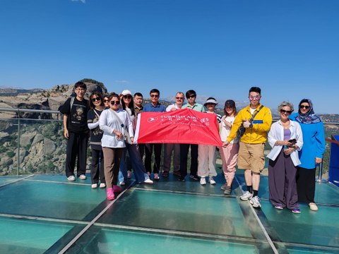 Kahramanmaraş'a gelen Çinli 13 faklı acente temsilcisinden oluşan heyet, termal turizm merkezleri, Başkonuş Yaylası, Ali Kayası Cam Teras, Geben Vadisi, Germenicia Antik Kent ve Tarihi Kapalı Çarşı'yı gezdi. Türk Hava Yolları ile Kültür ve Turizm Bakanl