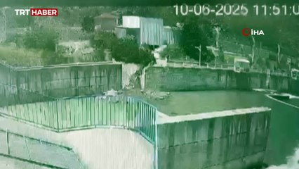 Kontrolden çıkan kamyon dereye uçtu