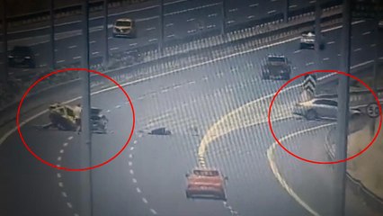 İzmir’de, kaza yaptığı için sol şeritte duran taksiye otomobil çarptı; 76 yaşındaki yolcu hayatını kaybetti