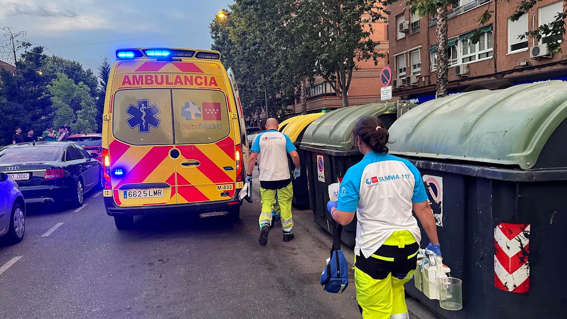 Un tr�gico suceso ha tenido lugar este lunes en la localidad madrile�a de Getafe, donde un joven de 22 a�os ha fallecido tras ser apu�alado en plena v�a p�blica. Seg�n fuentes de Emergencias, la v�ctima intent� refugiarse en una farmacia cercana tras recibir la agresi�n, pero se desplom� en la entrada y entr� en parada cardiorrespiratoria.

Los sanitarios del SUMMA 112 acudieron r�pidamente al lugar e intentaron reanimarlo durante m�s de 30 minutos, pero finalmente solo pudieron confirmar su fallecimiento.