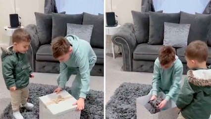 Søt video: gutt blir rørt til tårer når han får sin første hund