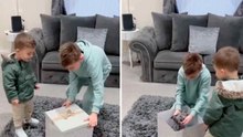 Sevimli video: Küçük çocuk, köpek hediye edilince duygulanıyor