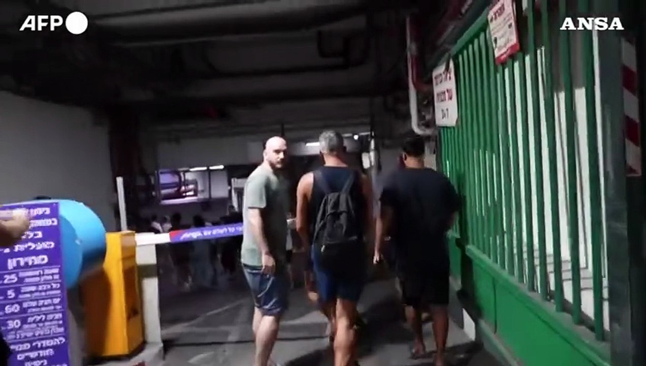 Sirene d'allarme a Tel Aviv, residenti si rifugiano in un parcheggio sotterraneo