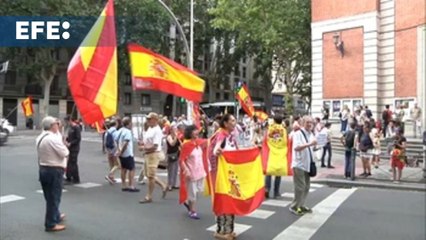 Un centenar de manifestantes pide la dimisión de Sánchez frente a la sede del PSOE