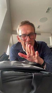 Regardez Julien Courbet qui ironise après l'annonce de la venue de Anne-Sophie Lapix dans le groupe M6: Vu le nombre de gens qui arrivent sur M6, à titre préventif, je prépare ma valise - VIDEO