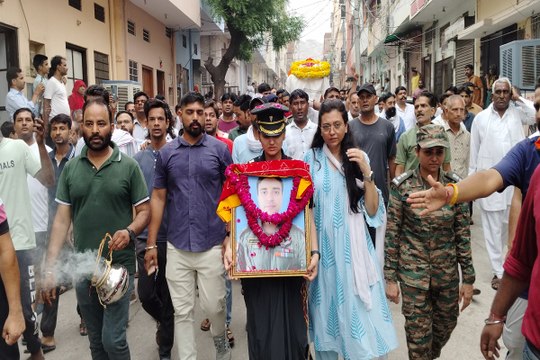 केदारनाथ हेलिकॉप्टर हादसा: आखिरी सफर में पत्नी बनी हौसले की मिसाल, वर्दी में दी सलामी... जयपुर में तस्वीर लेकर चली आगे; वीडियो देख नहीं रोक पाएंगे आंसू