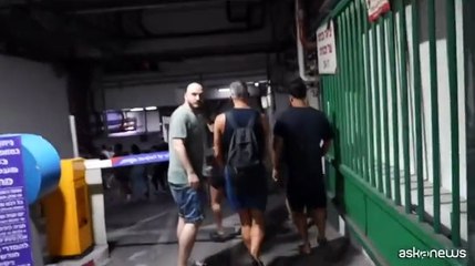 Gli abitanti di Tel Aviv si rifugiano in un parcheggio sotterraneo